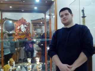 Jeden z opiekunów młodzieży na tle eksponatów w Muzeum Bursztynu w Kaliningradzie.