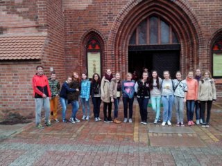 Młodzież przed kościołem na Wyspie Kanta w Kaliningradzie.